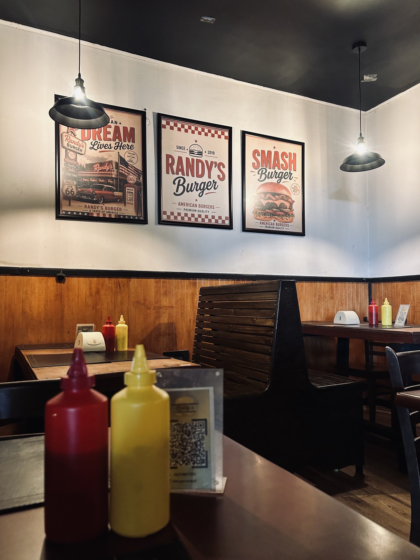 Entrada del local Randy's Burger Emmanuel con letrero, PedidosYa y señalética